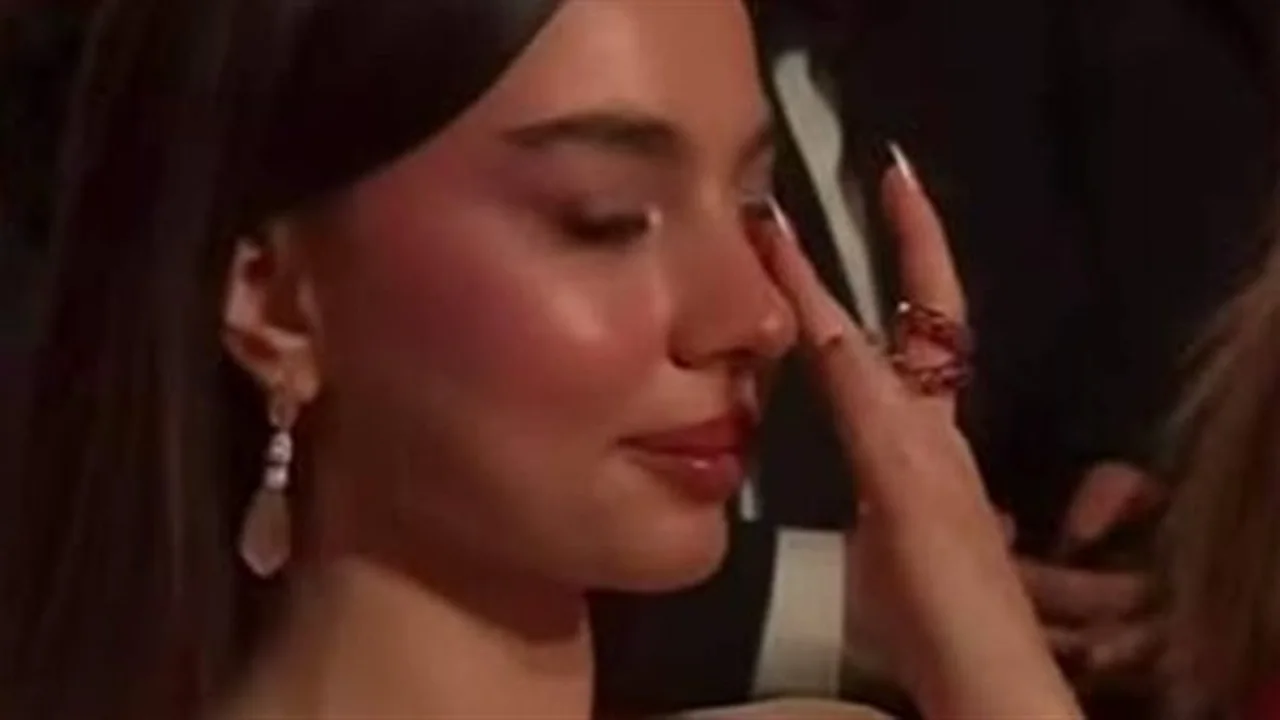 دموع بيسان إسماعيل بمهرجان Joy Awards.. موقف غامض مع الفنانة أنغام يتصدر التريند